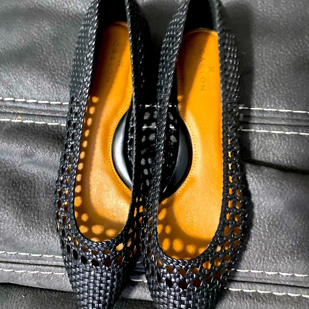Like new condition Calson women’s Black flats